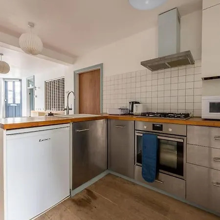Lovely Self-contained Basement With Kitchen * Londra