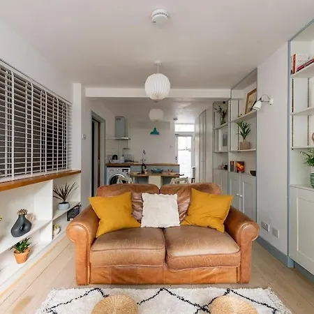 Lovely Self-contained Basement With Kitchen *