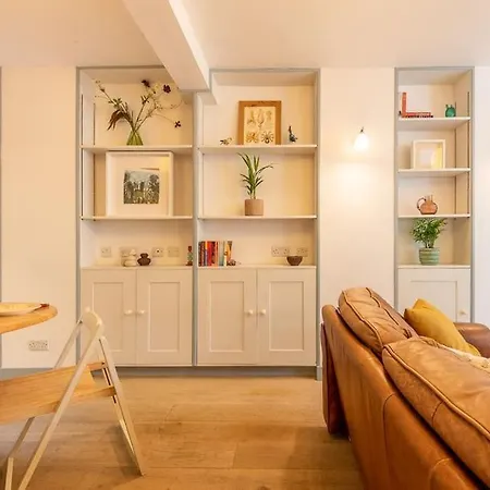 Lovely Self-contained Basement With Kitchen Londra