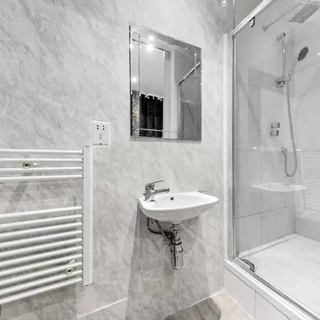 Two Bedroom Flat Right Opposite To Harrods Kb15 Apartment *