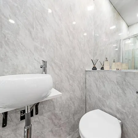 Two Bedroom Flat Right Opposite To Harrods Kb15 Apartment