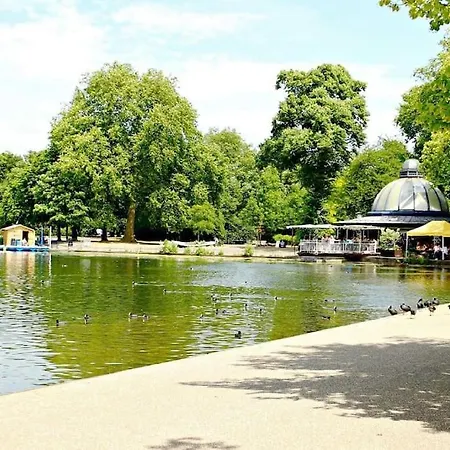 Big 2 Bedroom Flat Overlooking Canal & Park Apartment