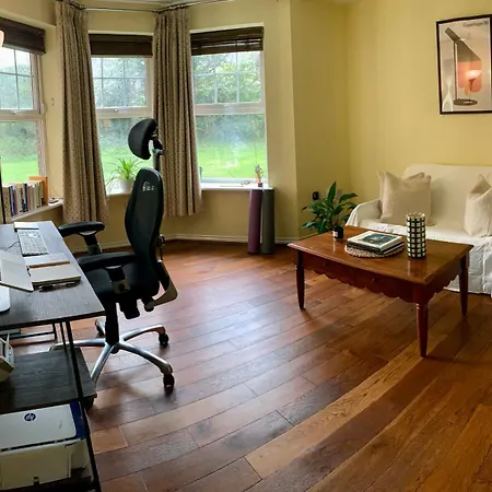 Peaceful Garden View Apt. Close To * London