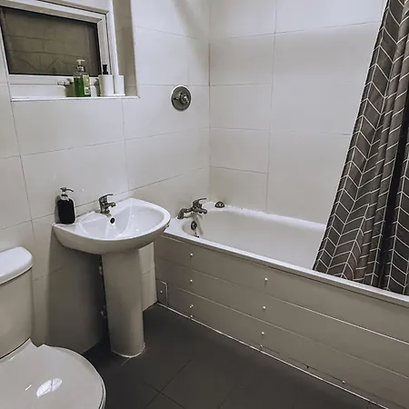 Spacious 3 In Tooting * London