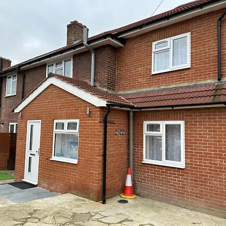 Cosy Smart/small Double In Keedonwood Road Guest house