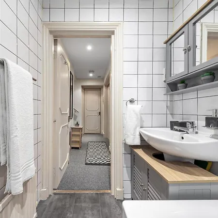 Your Elite Hyde Park Retreat 2-bedroom Luxury Flat *