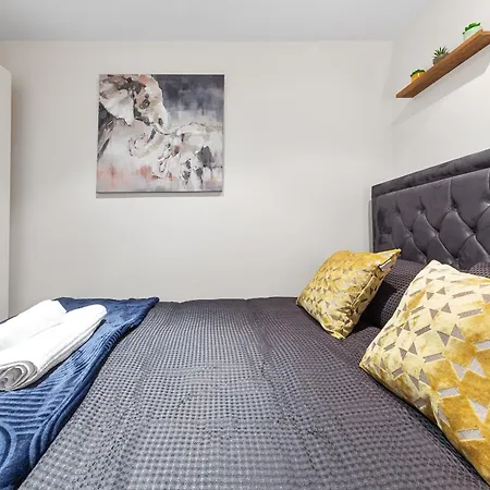 Your Elite Hyde Park Retreat 2-bedroom Luxury Flat *