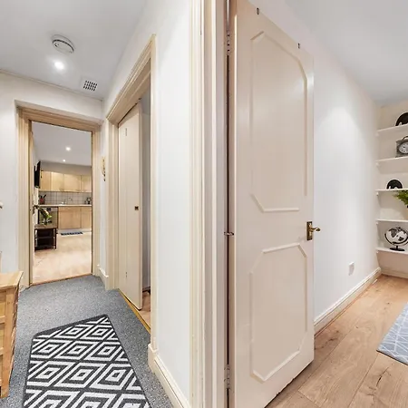 Your Elite Hyde Park Retreat 2-bedroom Luxury Flat