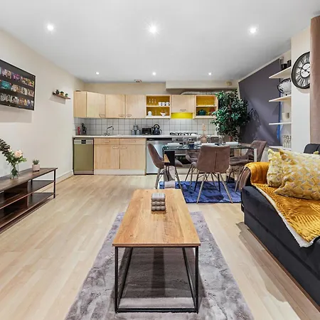 Your Elite Hyde Park Retreat 2-bedroom Luxury Flat