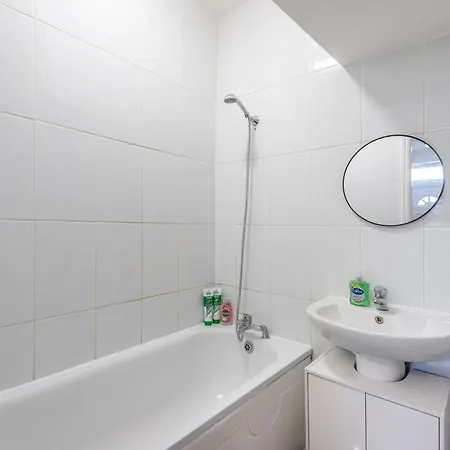 Apartment Modern Family W/wi-fi, Netflix, Self Check-in London