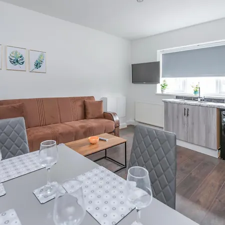 Modern Family W/wi-fi, Netflix, Self Check-in Apartment