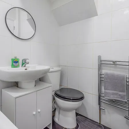 Modern Family W/wi-fi, Netflix, Self Check-in Apartment *