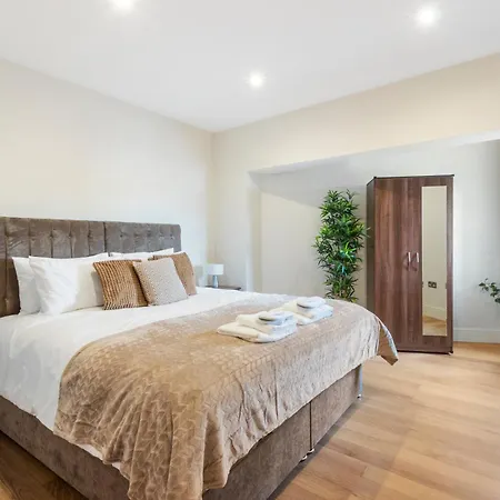 Modern One-bedroom Flat In Morden Sm4, London Apartment