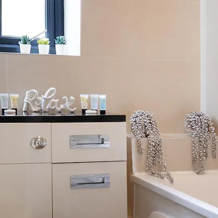 Modern One-bedroom Flat In Morden Sm4, London Apartment