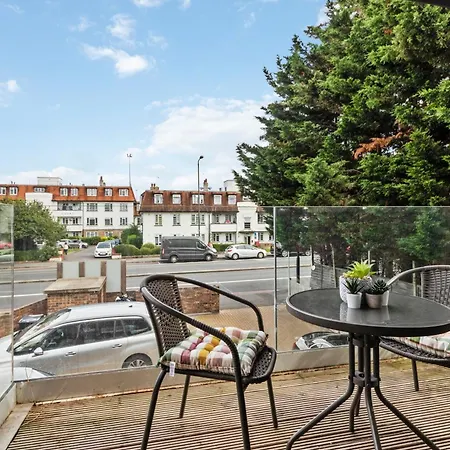 Modern One-bedroom Flat In Morden Sm4, London *