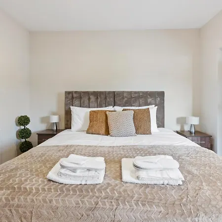 Modern One-bedroom Flat In Morden Sm4, London