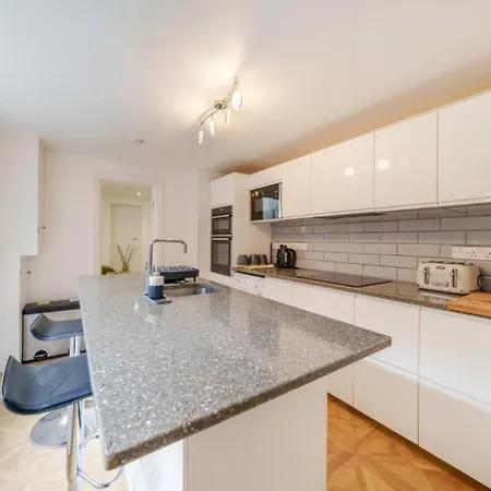 Apartment Large Two Bedroom London