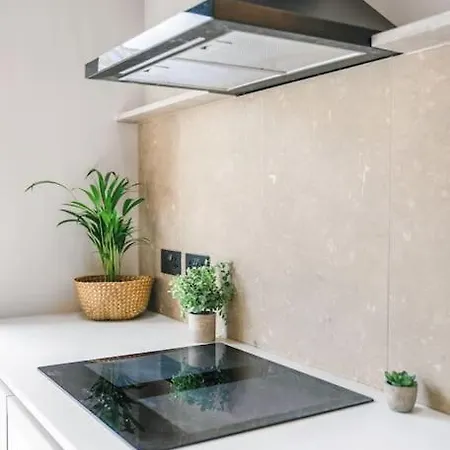 Tottenham- Exquisite 4-bed Retreat With Ping Pong And Pool - Sleeps 7, Free Parking, Contractors & Long Welcome *