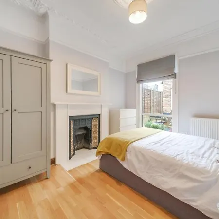 Apartment Large Two Bedroom London