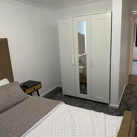 Apartment Lovely Two Bedroom Flat *