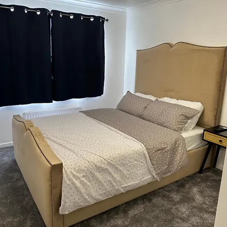 Lovely Two Bedroom Flat *