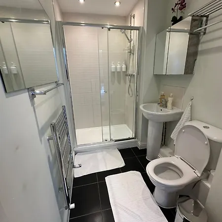 Tony's Court Beautifully Furnished 2 Bedrooms Apartment