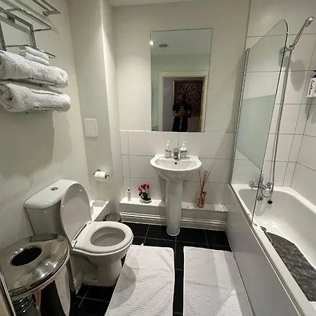 Tony's Court Beautifully Furnished 2 Bedrooms *