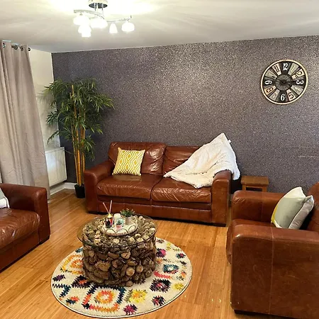 Tony's Court Beautifully Furnished 2 Bedrooms