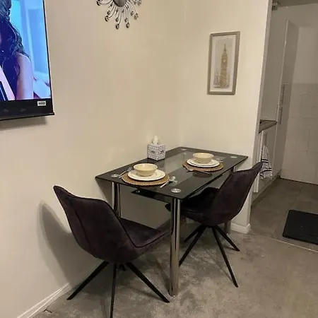 Lovely Modern One Bedroom Flat Close To Station Apartment *