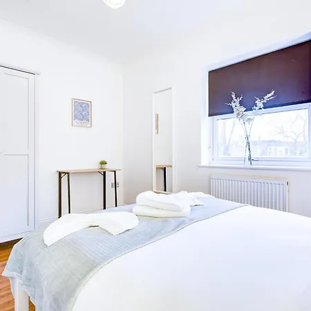 Apartment Beautiful Two Bedroom With Free Parking! Romford