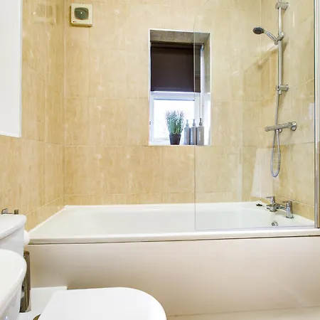 Beautiful Two Bedroom With Free Parking! Apartment