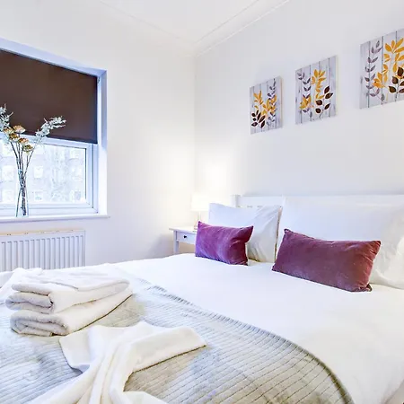 Apartment Beautiful Two Bedroom With Free Parking! *