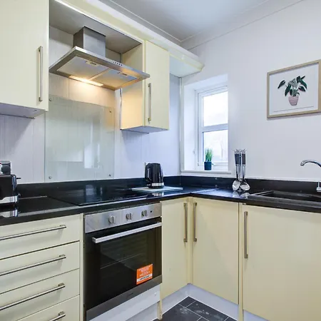 Beautiful Two Bedroom With Free Parking! *