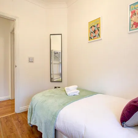 Beautiful Two Bedroom With Free Parking! Romford