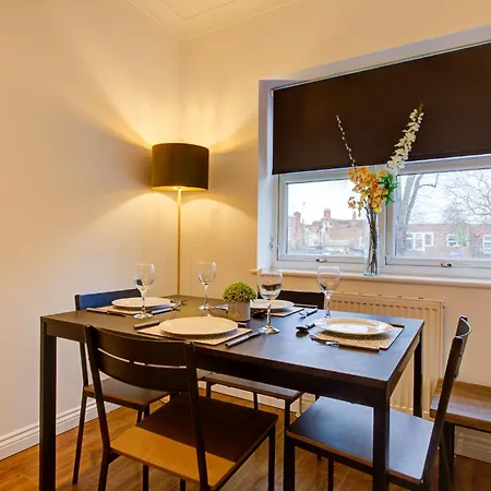 Beautiful Two Bedroom With Free Parking! *
