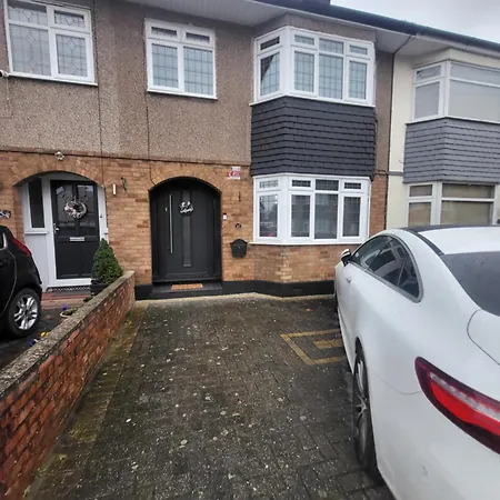 Beautiful Newly Renovated House In Essex * Rainham (Greater London)
