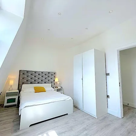 Harrow Apartment *