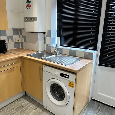 Lovely Two Bedroom Flat Apartment *