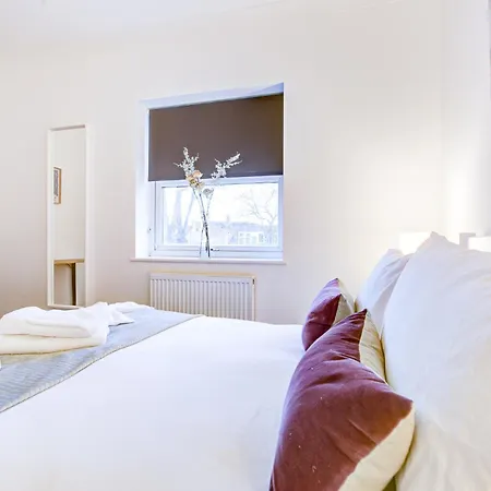 Beautiful Two Bedroom With Free Parking! *
