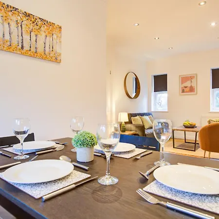 Beautiful Two Bedroom With Free Parking!