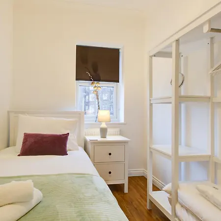 Beautiful Two Bedroom With Free Parking! Apartment *