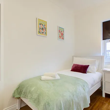 Apartment Beautiful Two Bedroom With Free Parking!
