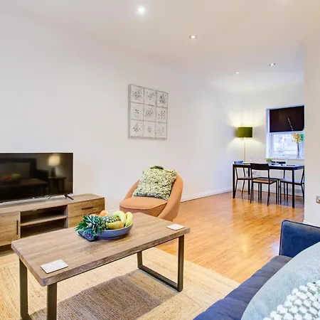 Apartment Beautiful Two Bedroom With Free Parking! *