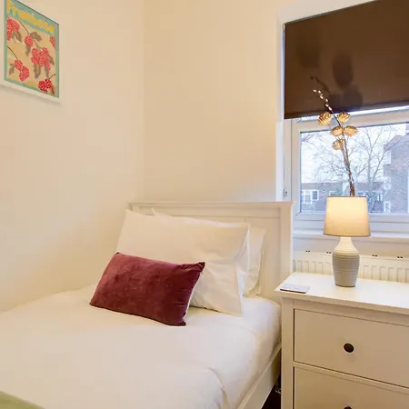 Apartment Beautiful Two Bedroom With Free Parking!
