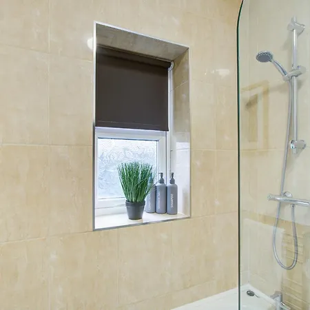Beautiful Two Bedroom With Free Parking! *