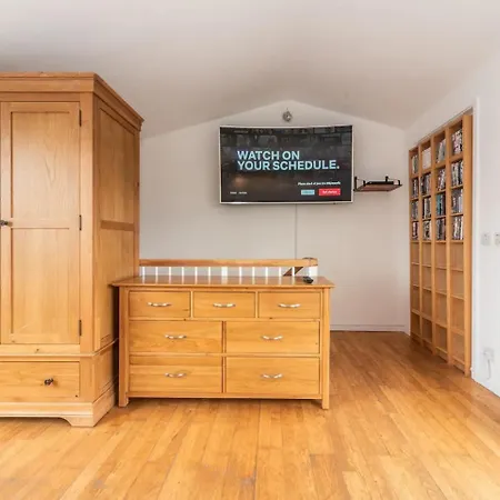 Sunny Maisonette With Views Over Canary Wharf, * لندن