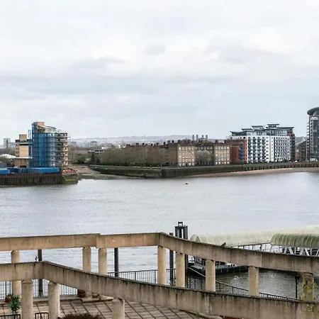Sunny Maisonette With Views Over Canary Wharf, شقة لندن