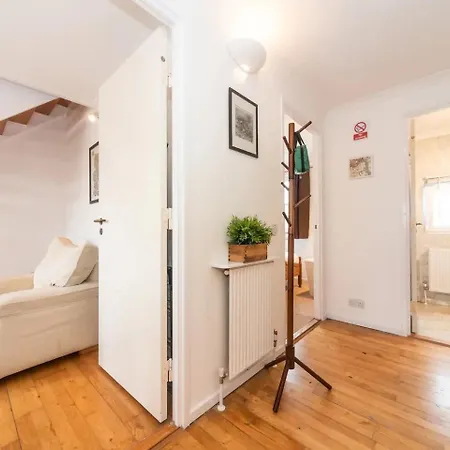 Sunny Maisonette With Views Over Canary Wharf,
