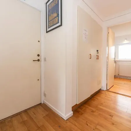 Sunny Maisonette With Views Over Canary Wharf, * لندن