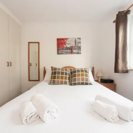 Sunny Maisonette With Views Over Canary Wharf, لندن
